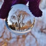 Elementos da esfera Volume da esfera Classificação da esfera 5 objetos em forma de esfera Definição de esfera matemática Exemplos de esfera no dia a dia Características da esfera Área da esfera