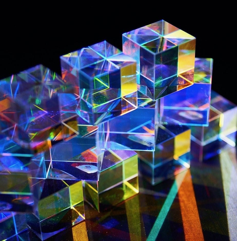 Tipos de prismas Prisma de base triangular Prisma triangular Prisma de base pentagonal Prisma quadrangular Prisma oblíquo Prisma de base hexagonal Prisma reto