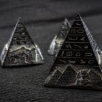 Tipos de pirâmides Pirâmide triangular Quantas faces tem uma pirâmide Pirâmide reta Pirâmide de base pentagonal Pirâmide quadrangular Pirâmide hexagonal Pirâmide de base quadrada