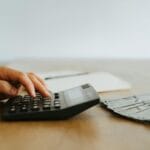 ​Inflação é o aumento dos preços de bens e serviços. Ela implica diminuição do poder de compra da moeda. A inflação é medida pelos índices de preços.