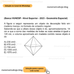 (Banca VUNESP - Nível Superior - 2023 - Geometria Espacial) A figura a seguir representa um objeto de decoração feito em madeira maciça, no formato de octaedro regular: Sabendo-se que a altura desse objeto é de, aproximadamente, 14 cm e que a soma das medidas de todas as suas arestas é igual a 120 cm, o volume aproximado em madeira contido nesse objeto é de A) 230 cm3 . B) 470 cm3 . C) 700 cm3 . D) 1050 cm3 . E) 1570 cm3 .