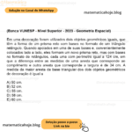 (Banca VUNESP - Nível Superior - 2023 - Geometria Espacial) Em uma decoração foram utilizados dois objetos geométricos iguais, que têm a forma de um prisma reto com bases no formato de um triângulo retângulo. Quando apoiados em uma de suas bases e, convenientemente colocados lado a lado, eles formam um novo prisma reto, mas com bases no formato de retângulos, cada uma com perímetro igual a 124 cm, em que a diferença entre as medidas de uma aresta que corresponde ao comprimento e outra aresta que corresponde a largura é de 34 cm. A medida da maior aresta da base triangular dos dois objetos geométricos de decoração é igual a A) 50 cm. B) 52 cm. C) 55 cm. D) 58 cm. E) 60 cm.