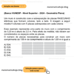 (Banca VUNESP - Nível Superior - 2024 - Geometria Plana) Um muro é construído com a sobreposição de placas RASCUNHO idênticas que formam colunas, lado a lado. A imagem a seguir mostra 4 colunas com 5 placas sobrepostas em cada coluna. Esse exemplo representa uma parte do muro com o comprimento de 3,20 m e altura de 2,0 m. Para efeito de medida, não devem ser considerados os espaços entre as placas. O número de placas necessárias para construir um muro com comprimento de 108 m de comprimento e altura de 1,60 m é igual a A) 524. B) 528. C) 532. D) 536. E) 540.