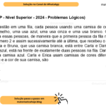 (Banca VUNESP - Nível Superior - 2024 - Problemas Lógicos) Cinco pessoas estão em uma fila, cada pessoa usando uma camisa de cor única, sendo que duas usam vermelho, uma usa azul, uma usa cinza e uma usa branco. Cinco senhas foram distribuídas para essas pessoas, de maneira que a primeira pessoa da fila recebeu o número 1, a segunda o número 2 e assim sucessivamente até a última, que recebeu o número 5. Andréa é a primeira da fila e Bruna, que usa camisa branca, está entre Carla e Daniela. Érica, que não está de camisa azul, está na frente de exatamente duas pessoas na fila. Daniela está ao lado de alguém que usa camisa azul. Carla e Erica usam camisas de cores diferentes. A senha que Daniela recebeu e a cor de sua camisa, são A) 2 e vermelha. B) 3 e azul. C) 3 e vermelha. D) 4 e cinza. E) 5 cinza.