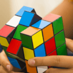 Qual a relação do cubo mágico com a matemática? Quais os benefícios do cubo mágico nas aulas de matemática? O que o cubo mágico desenvolve? Qual a lógica por trás do cubo mágico?