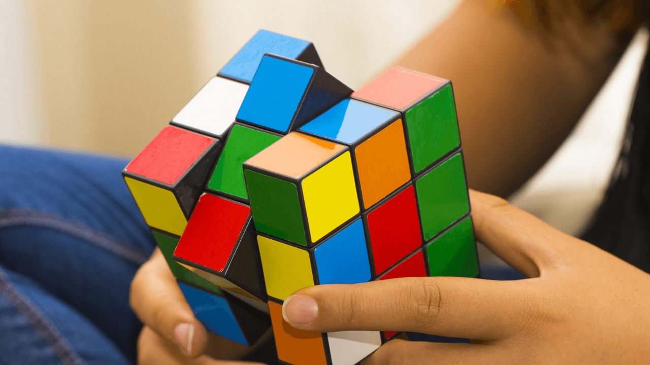 Qual a relação do cubo mágico com a matemática? Quais os benefícios do cubo mágico nas aulas de matemática? O que o cubo mágico desenvolve? Qual a lógica por trás do cubo mágico?