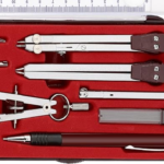 Conjunto de geometria 13 peças Ferramentas de desenho geométrico Kit de bússola e transferidor Conjunto de régua e triângulos Material de geometria matemática Ferramentas para desenho técnico Instrumentos de precisão para estudantes Kit de geometria para artistas DIY Estojo robusto para ferramentas geométricas Conjunto de bússolas gráficas de alta qualidade