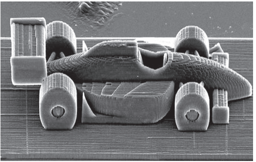 Imagem microscópica de um carro de Fórmula 1 impresso em resina por técnica de microimpressão 3D