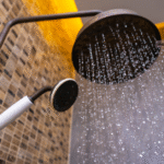 Quanto o chuveiro realmente pesa na sua conta de luz? A matemática revela