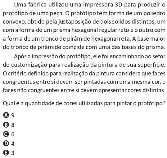 Questão do ENEM 2025: poliedro convexo formado por um prisma hexagonal regular reto unido a um tronco de pirâmide hexagonal reta, cuja base maior coincide com uma das bases do prisma. Pergunta-se quantas cores diferentes são necessárias para pintar a superfície, considerando que faces congruentes recebem a mesma cor e faces não congruentes cores distintas.